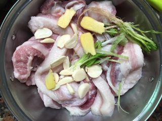 2、自制叉烧,放入姜、蒜、葱白、香菜头。