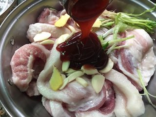 3、自制叉烧,倒入叉烧酱。