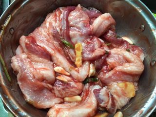 4、自制叉烧,抓均匀。