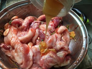 5、自制叉烧,倒入适量蜂蜜。