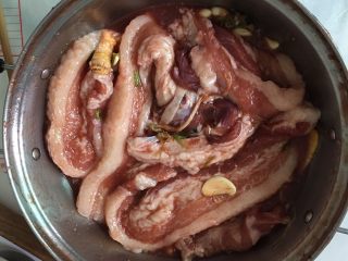 7、自制叉烧,全部抓均匀后腌制5到12个小时。