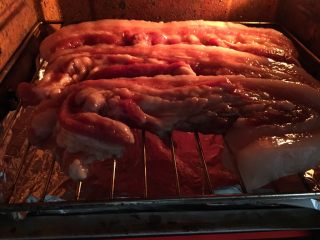 11、自制叉烧,翻面再刷一层酱，继续烤20分钟。