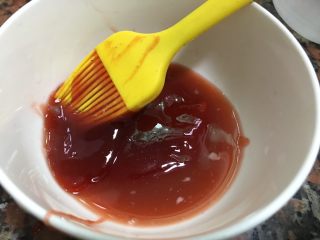 9、自制叉烧,用叉烧酱加一点水调成糊状。