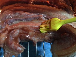 10、自制叉烧,刷一层表面，上下火250度20分钟。