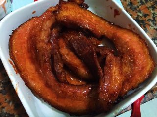 12、自制叉烧,烤好取出。