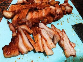 13、自制叉烧,放温切片。