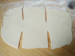 8、千层肉饼,其中一个擀成大饼状,如图切开