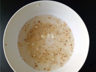 1、凉拌土豆片,老姜，大蒜分别剁碎，放如碗里，冲入温开水；上盖，静置片刻； 