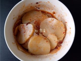 11、凉拌土豆片,淋上第二步的调料，拌匀；