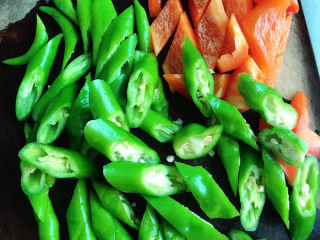 3、青椒炒猪肝,分别切成块