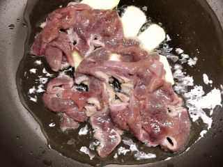 7、青椒炒猪肝,放入猪肝