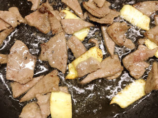 8、青椒炒猪肝,大火翻炒