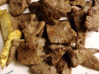 9、青椒炒猪肝,炒熟后装盘备用