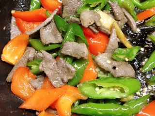 14、青椒炒猪肝,拌匀