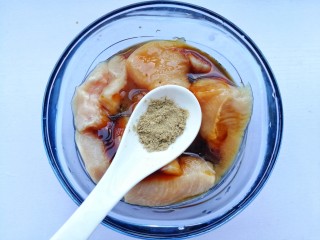 4、蜜汁香煎鸡胸肉,半勺胡椒粉。