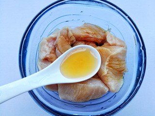 6、蜜汁香煎鸡胸肉,一勺蜂蜜。
