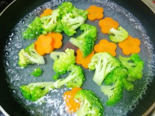 9、蜜汁香煎鸡胸肉,锅内烧开水加少许盐，把西兰花和胡萝卜放入锅中焯水，捞出控干水分。