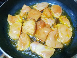 11、蜜汁香煎鸡胸肉,煎至两面金黄即可。