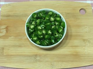 4、香辣虾,青辣椒切环