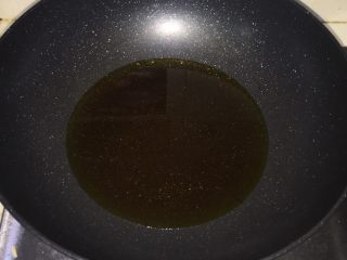 8、香辣虾,锅内倒油加热