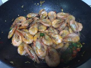 17、香辣虾,加入虾拌炒
