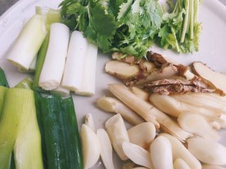 4、川味儿麻辣小龙虾,大葱和香菜切段  姜切片 大蒜对半切开即可