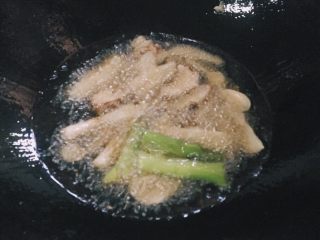 5、川味儿麻辣小龙虾,适量的油烧至七成热 小火放葱姜蒜爆香