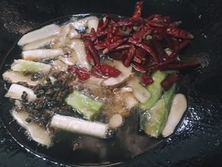 6、川味儿麻辣小龙虾,葱姜蒜炒出浓香后倒入干辣椒和花椒粒（根据个人口味添加）