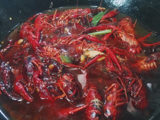9、川味儿麻辣小龙虾,待小龙虾炒成红色后 倒入适量水（刚淹没小龙虾）盖上锅盖大火煮