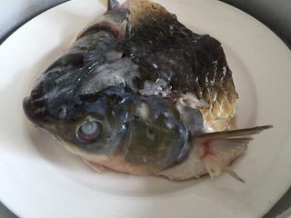 7、双色剁椒鱼头,腌制好去掉葱姜蒜放蒸锅上蒸5分钟倒去腥水