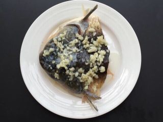 9、双色剁椒鱼头,淋在鱼头上，蒜爆炒之后特别香