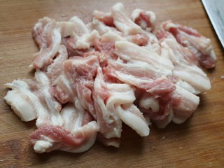 4、≈干锅手撕包菜≈,五花肉去皮，切薄片