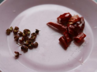 5、≈干锅手撕包菜≈,准备花椒和干辣椒，干辣椒里面的籽可以去掉，不会那么辣，吃的时候也不会影响口感