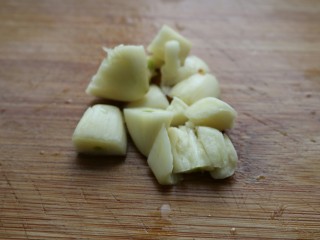 6、≈干锅手撕包菜≈,大蒜拍碎