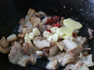 10、≈干锅手撕包菜≈,倒入花椒，辣椒，生姜，大蒜