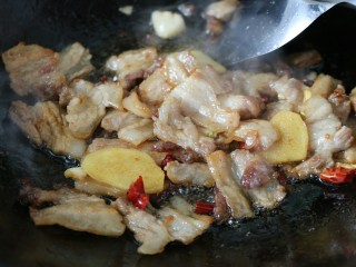 11、≈干锅手撕包菜≈,加入生抽，白糖翻炒均匀