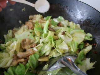 13、≈干锅手撕包菜≈,翻炒一分钟左右，加入盐