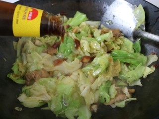 15、≈干锅手撕包菜≈,加入蚝油，开大火，把包菜翻炒至8成熟