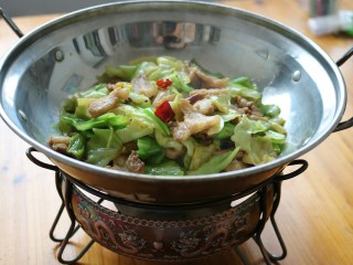 16、≈干锅手撕包菜≈,接着把菜盛到酒精锅中