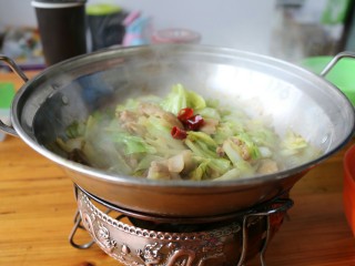 17、≈干锅手撕包菜≈,点上火，让包菜充分吸收肉汁