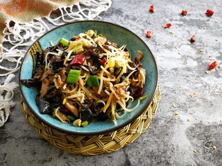 12、酸辣绿豆芽炒肉丝,酸辣带感的绿豆芽炒肉丝就做好了。