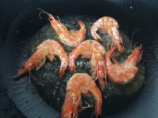 6、酸酸甜甜滴茄汁大虾,煎至两面都变色，盛出。