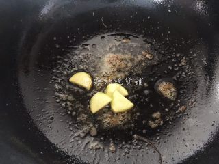 7、酸酸甜甜滴茄汁大虾,留底油，把姜切片后放入煸香。