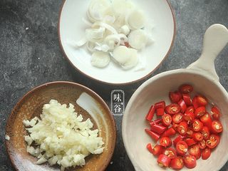 3、麻辣藕片,准备好蒜蓉,大葱切小圈,小米椒切段