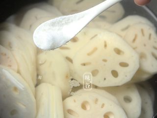 4、麻辣藕片,锅内装好清水,放入莲藕,放入一小匙盐,水开后再煮30秒后立刻捞起沥干水备用;