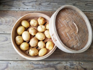 2、多味小土豆,小土豆（鹌鹑蛋大小）洗净，不用去皮。