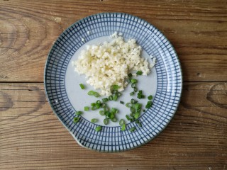 4、多味小土豆,蒜切末，小葱切圈。