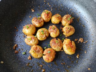 13、多味小土豆,再根据个人口味适量加入盐、鸡精，和白糖提鲜，起锅前撒适量葱花。