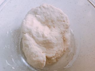 3、家庭自制凉皮,然后用手揉成团
