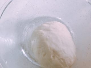 5、家庭自制凉皮,再稍微揉光滑一点